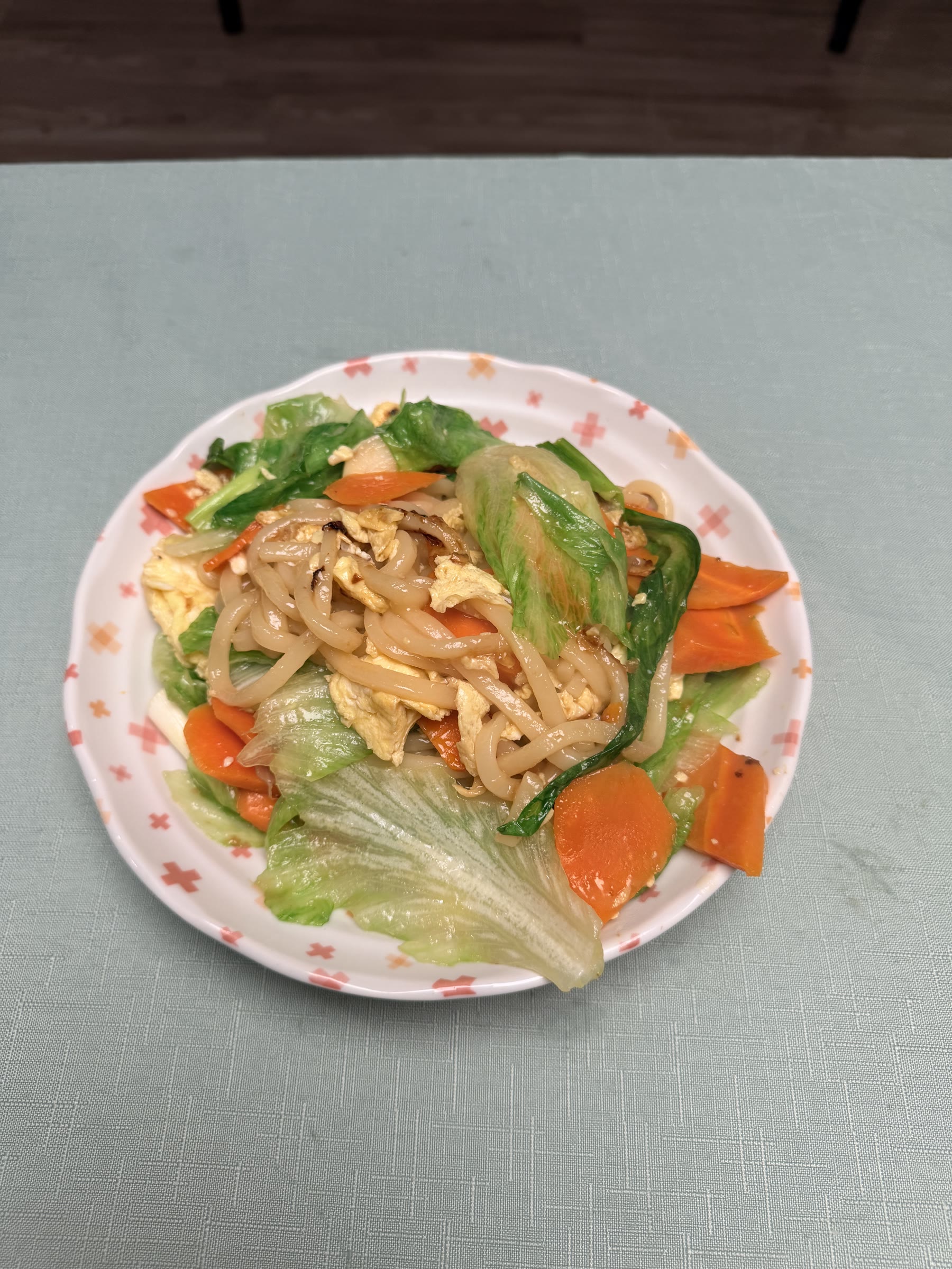 Stir-fried noodles with eggs and vegetables